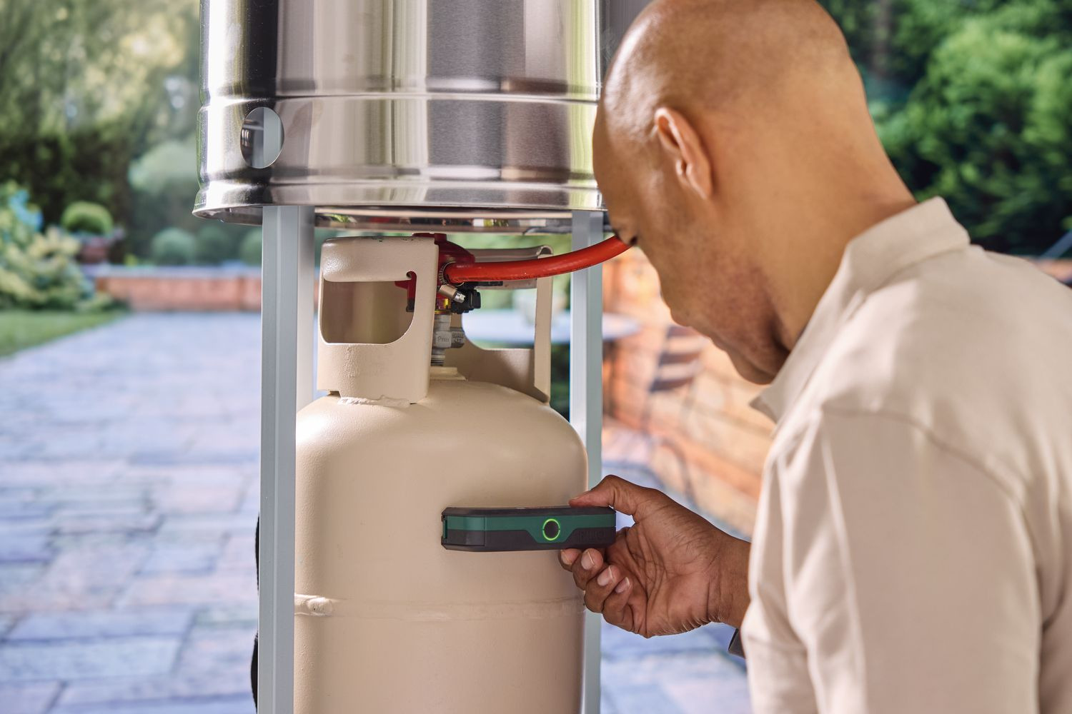 Bosch Filio gas level detector being used on a gas cylinder, official Bosch image.